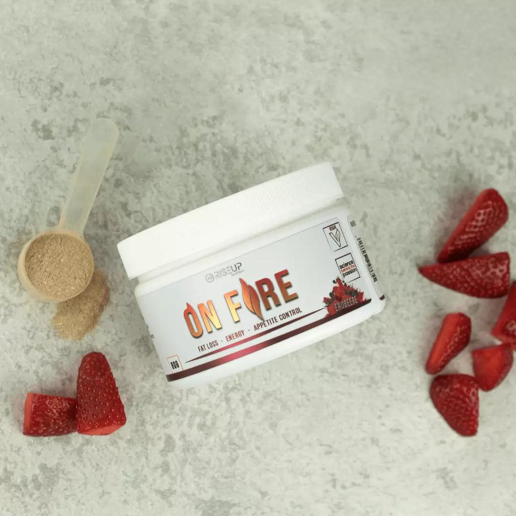 Der OnFire von RiseUp ist ein Nahrungsergänzungsmittel, das als Fatburner wirkt. Das Supplement kurbelt den Stoffwechsel maximal an und zügelt den Appetit. Ebenso verbessert er deine Leistungsfähigkeit.