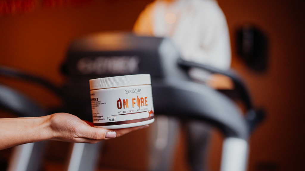 Der OnFire von RiseUp ist ein Nahrungsergänzungsmittel, das als Fatburner wirkt. Das Supplement kurbelt den Stoffwechsel maximal an und zügelt den Appetit. Ebenso verbessert er deine Leistungsfähigkeit.